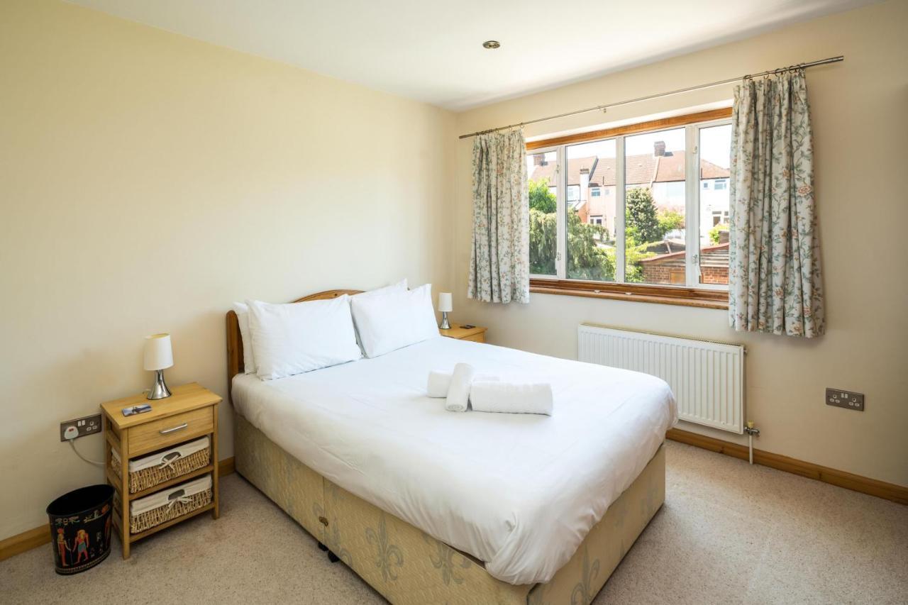 Holiday home Elegant 2bd House With Garden And Decked Patio London