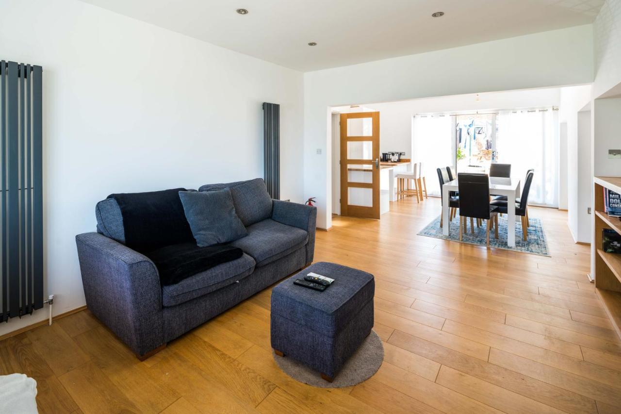 Elegant 2bd House With Garden And Decked Patio Holiday home London