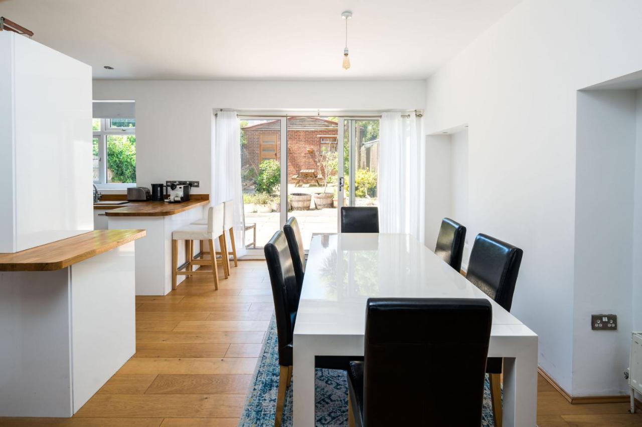 Elegant 2bd House With Garden And Decked Patio Holiday home *