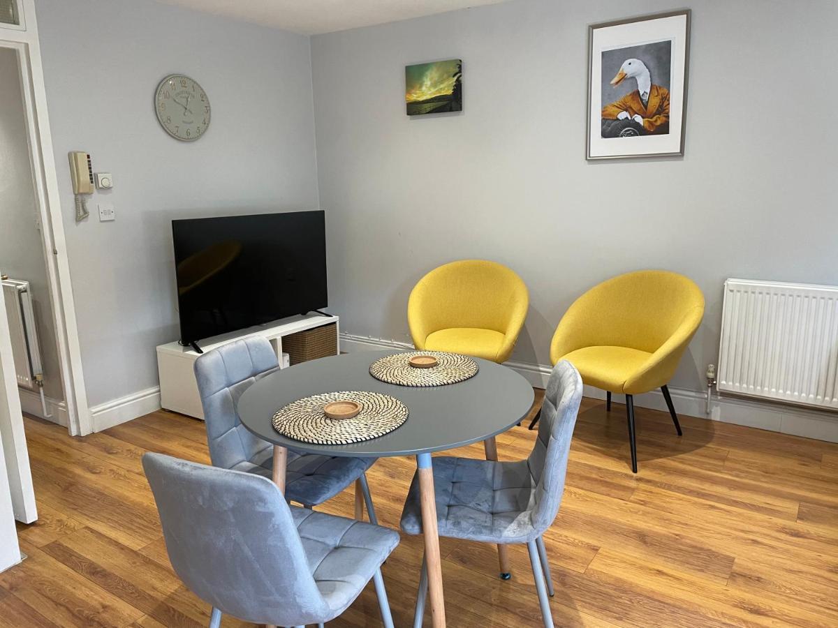 Appartement 2 Bedroom Chiswick Park Tube Station