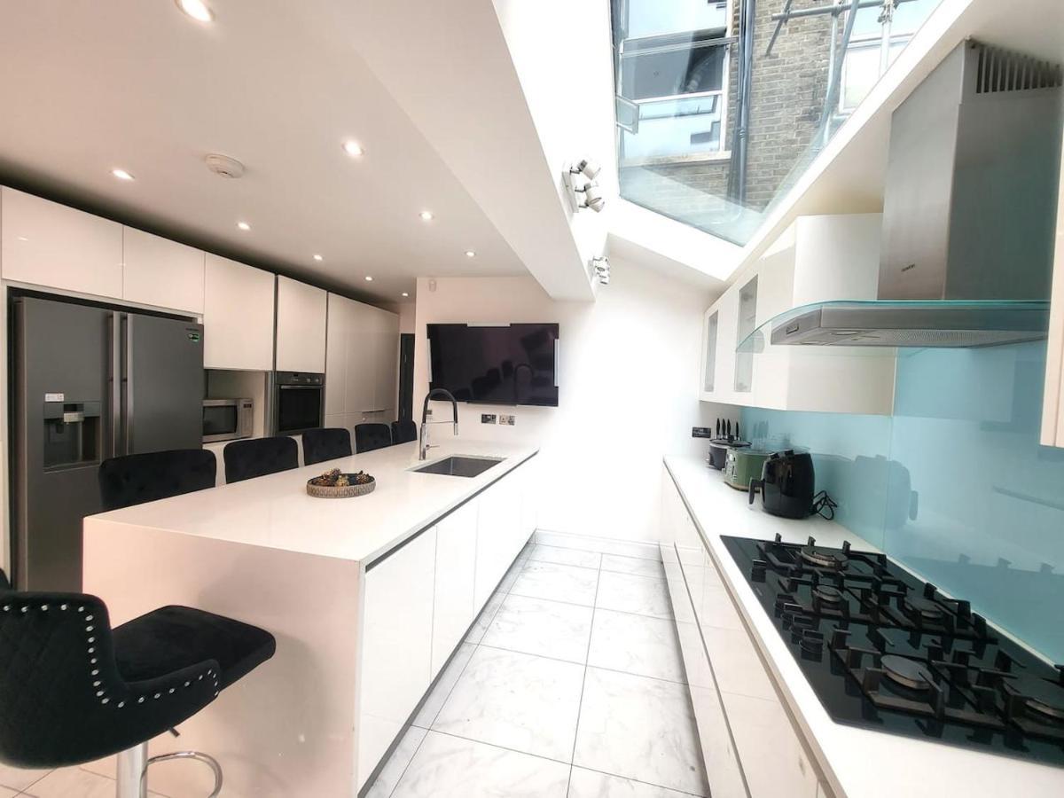 Spacious Six Bedrooms House By Sensational Short Lets & Serviced With 13 Beds, Free Parking, Free Wi-fi & Balcony *