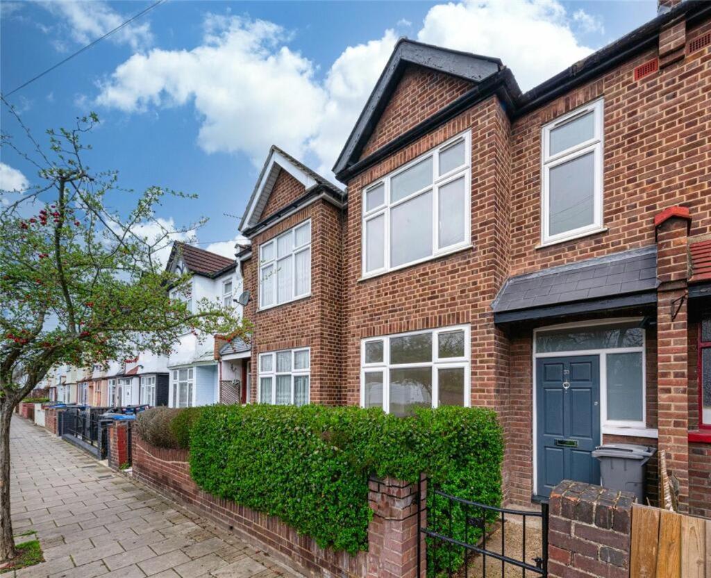 Spacious Family With Games & Garden London