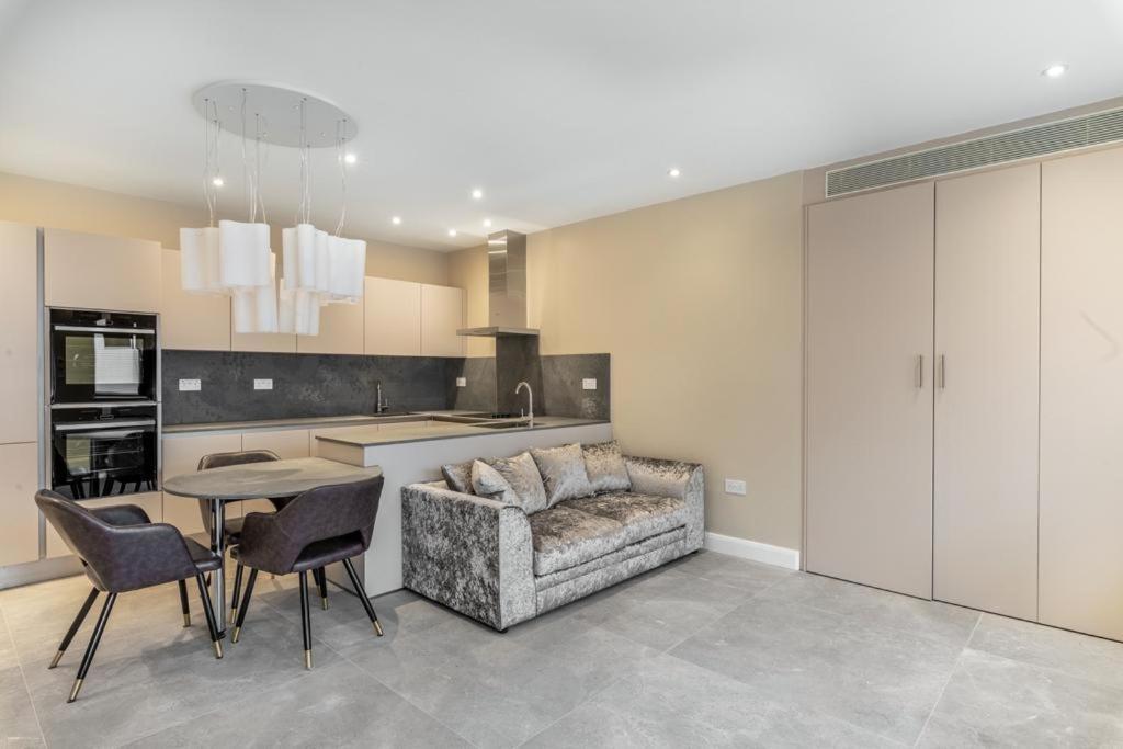 Modern&luxurios 1 Bed Apartment-prime Location. Apartamento *