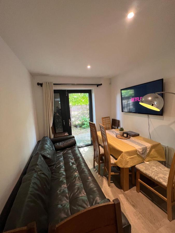 Vakantiehuis Newly Refurbished - Entire 4 Bedroom Private House With Kitchen, Living & Private Garden - 1 Cape House London, Within 30 Mins From London, Bridge & Canary Wharf Londen