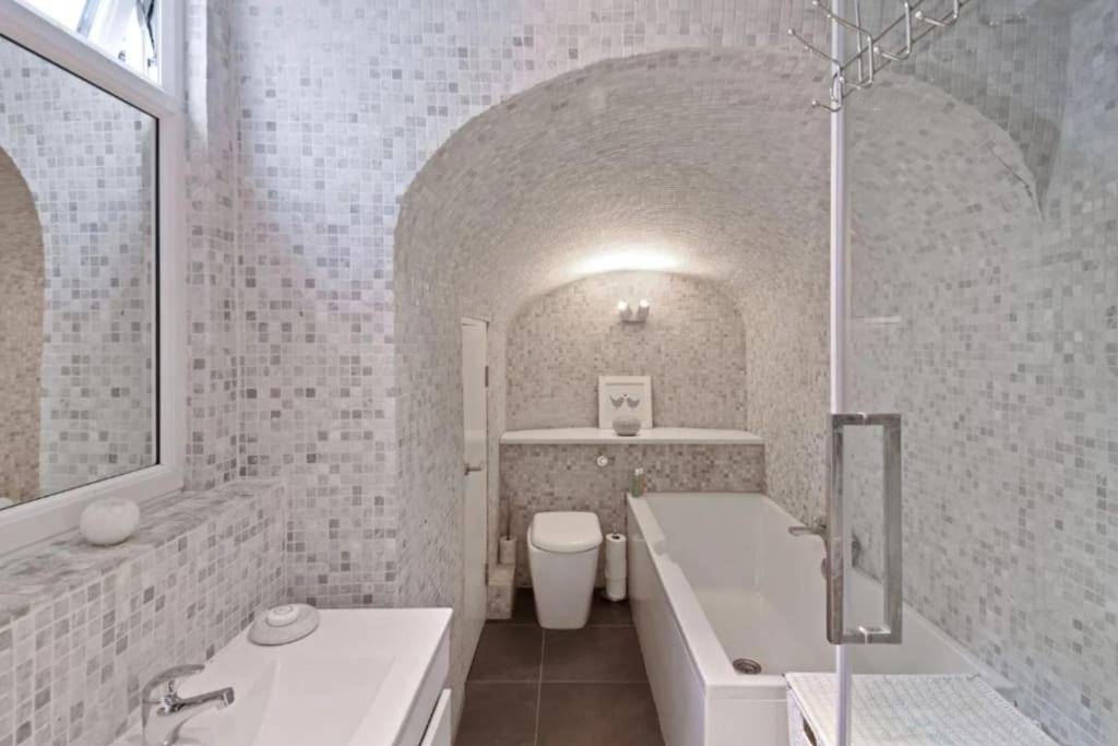 Beautiful 2-bed Notting Hill With Garden Apartment *
