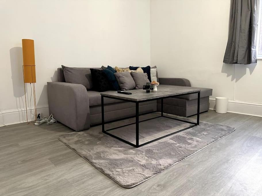 Magnificent 2 Bedroom On Tower Bridge Apartment London
