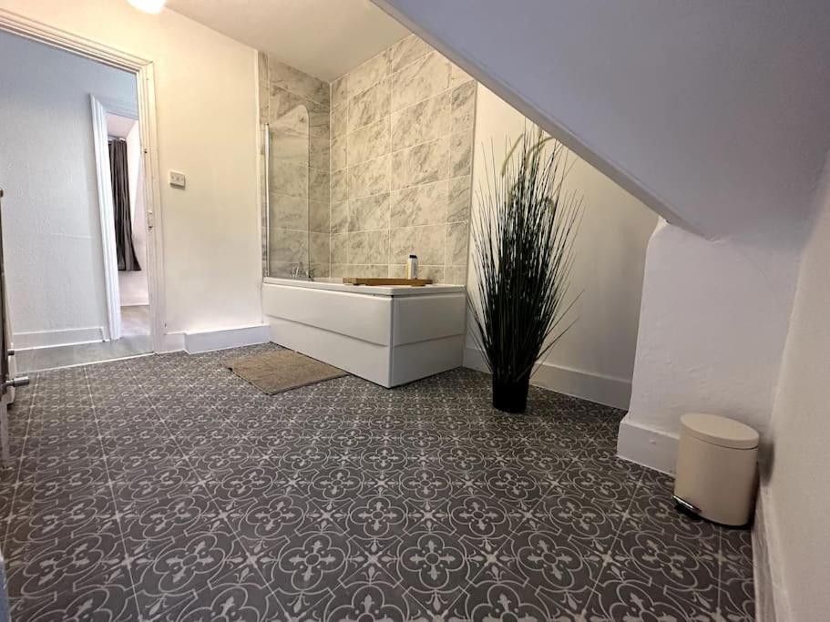 Magnificent 2 Bedroom On Tower Bridge *