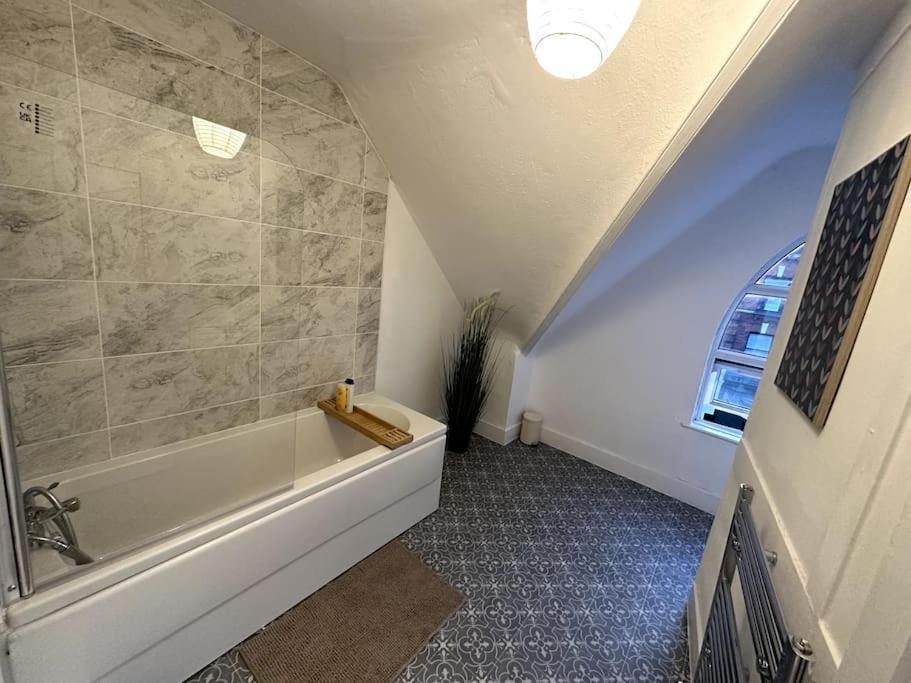 Magnificent 2 Bedroom On Tower Bridge Apartment *