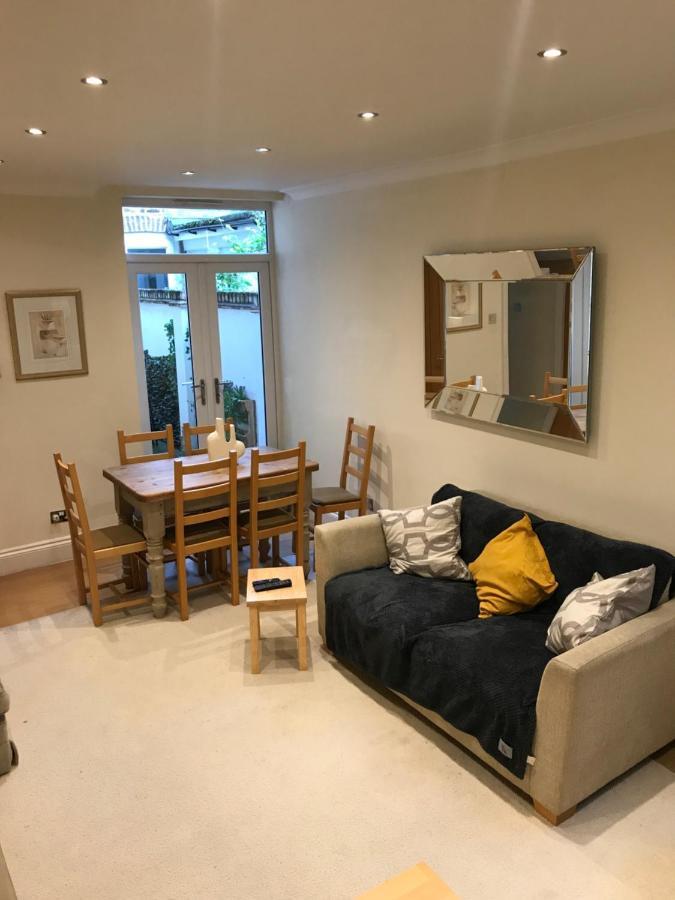 Victorian Charm: Spacious 3-bed Near Attractions Holiday home London