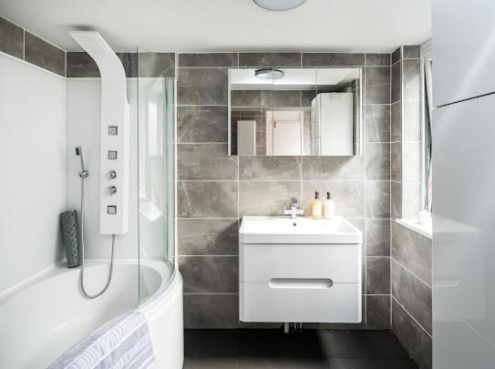 Appartement New Modern Hybrid 4 Bedroom 7 Bed 9 Guest Capacity *