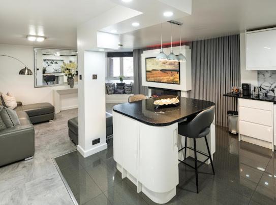 New Modern Hybrid 4 Bedroom 7 Bed 9 Guest Capacity Londen