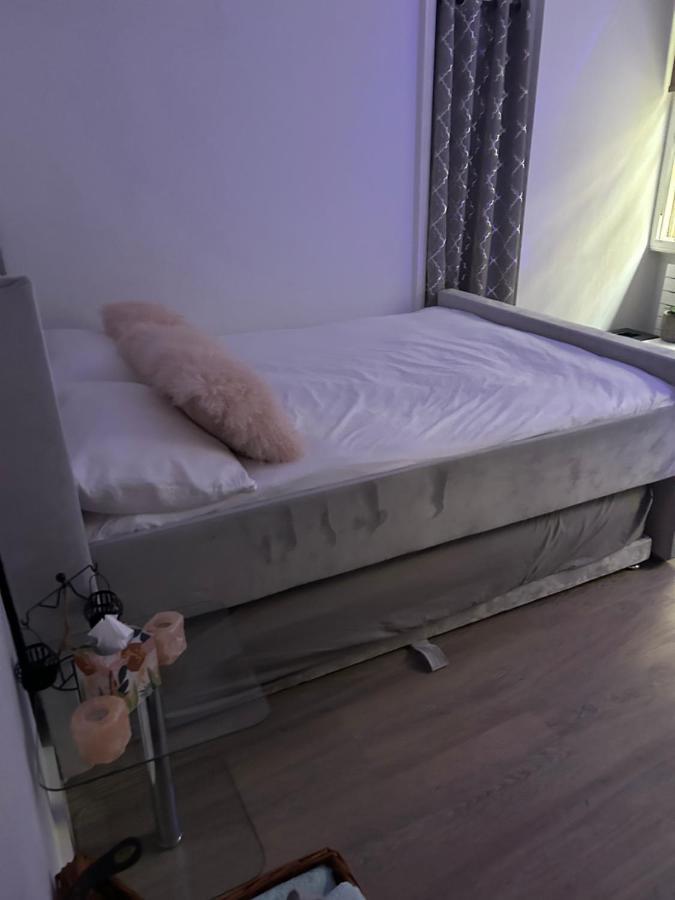 Homestay Oasis: Urban Retreat With Breakfast And Yoga *