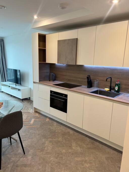 Stunning One Bedroom Apartment *