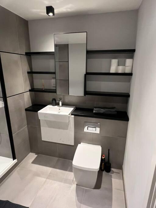Stunning One Bedroom Apartment *