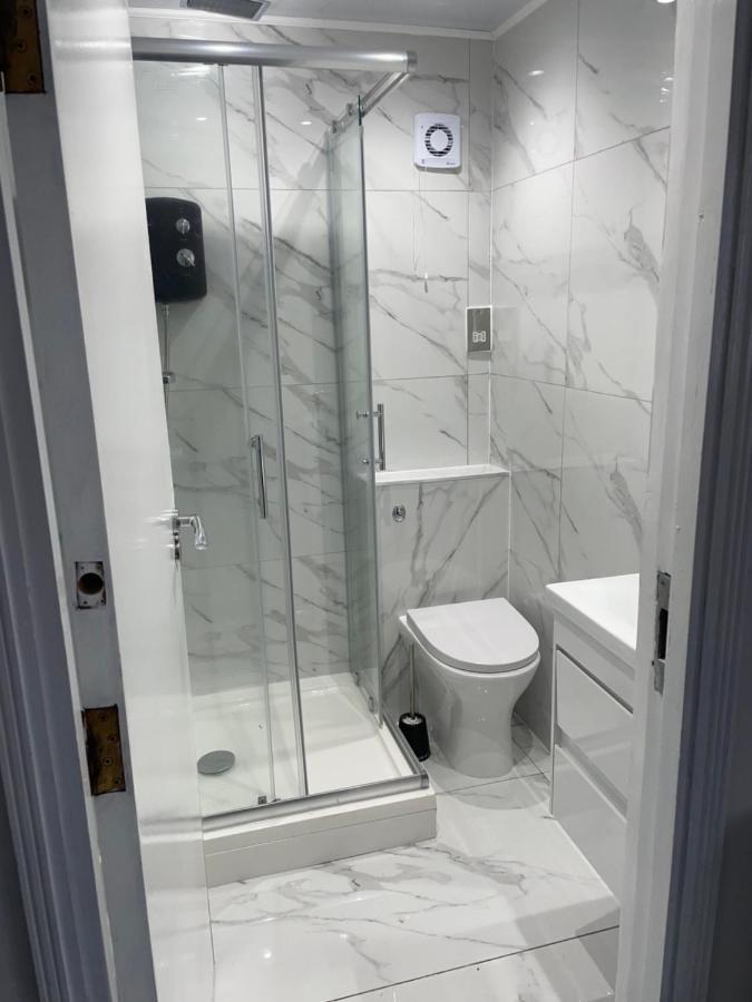 Newly Renovated In Acton * Londen