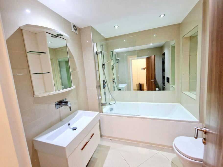 Apartment Modern Hyde Park With Private Entrance & Private Back Patio Near Bayswater & Paddington Stations