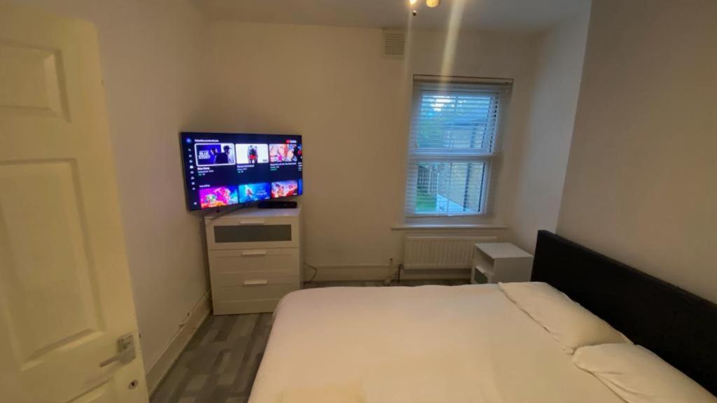 Double And Single Bedrooms In Flat London