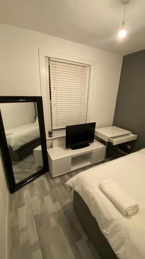 Double And Single Bedrooms In Flat London