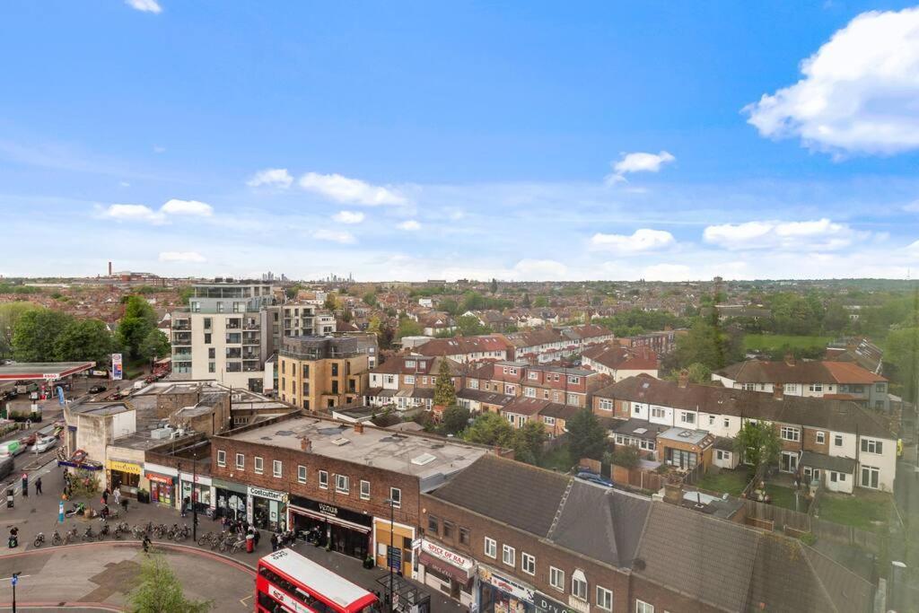 Contemporary 1 Bedroom Flat In Bp4 Appartement Londen