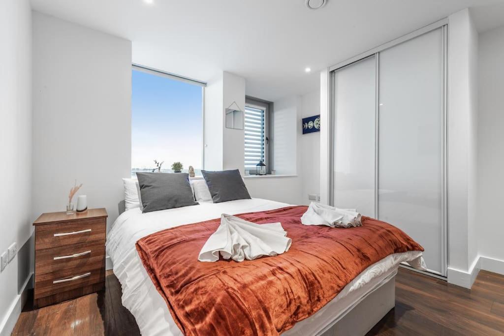 Appartement Contemporary 1 Bedroom Flat In Bp4 Londen