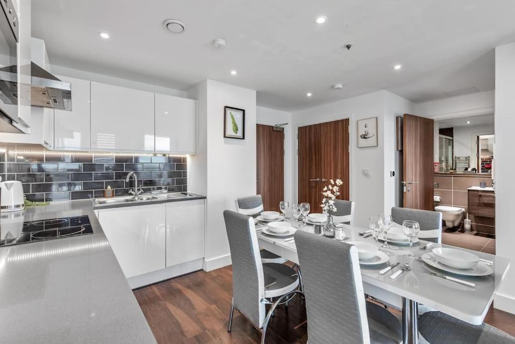 Contemporary 1 Bedroom Flat In Bp4 * Londen