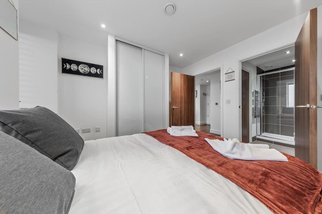 Contemporary 1 Bedroom Flat In Bp4 Londen