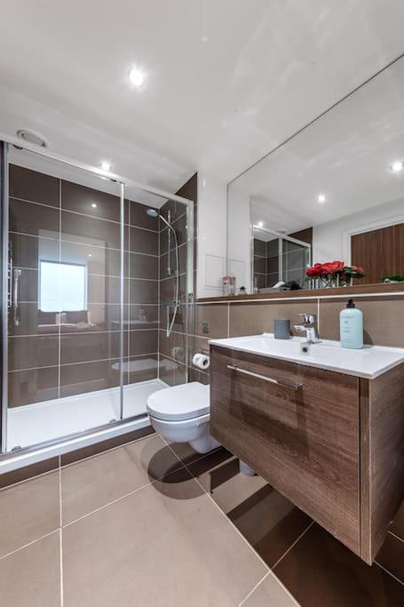 Contemporary 1 Bedroom Flat In Bp4 Appartement Londen