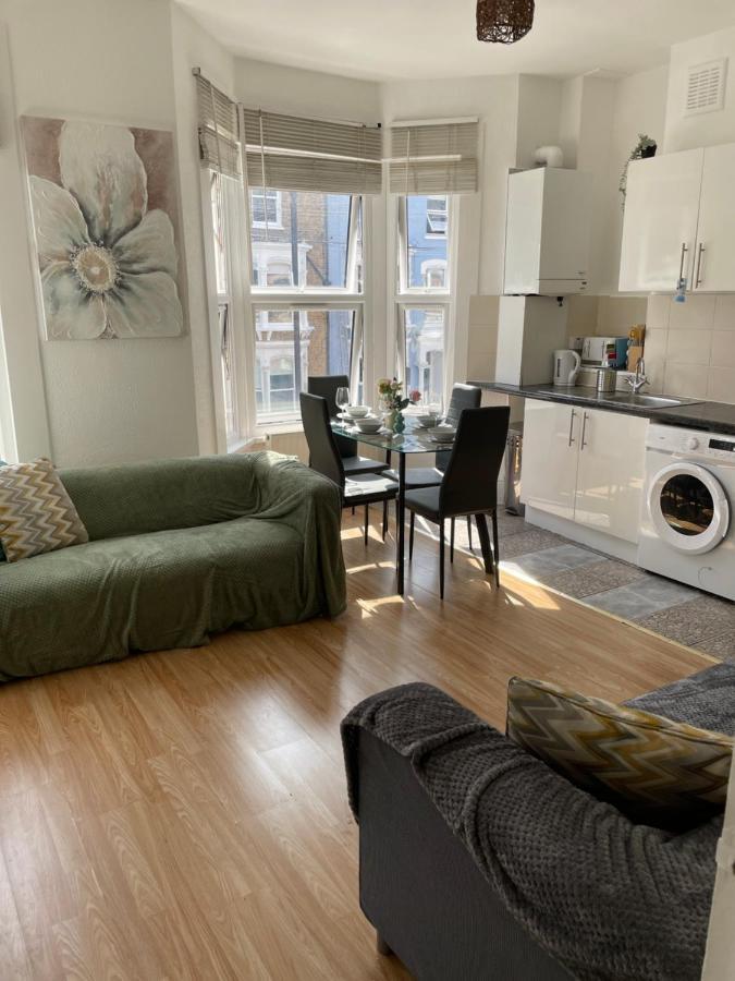 Large, Bright And Spacious 3 Bed Flat In Apartment *