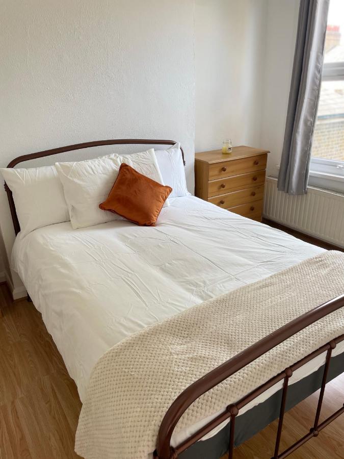 Apartment Large, Bright And Spacious 3 Bed Flat In *