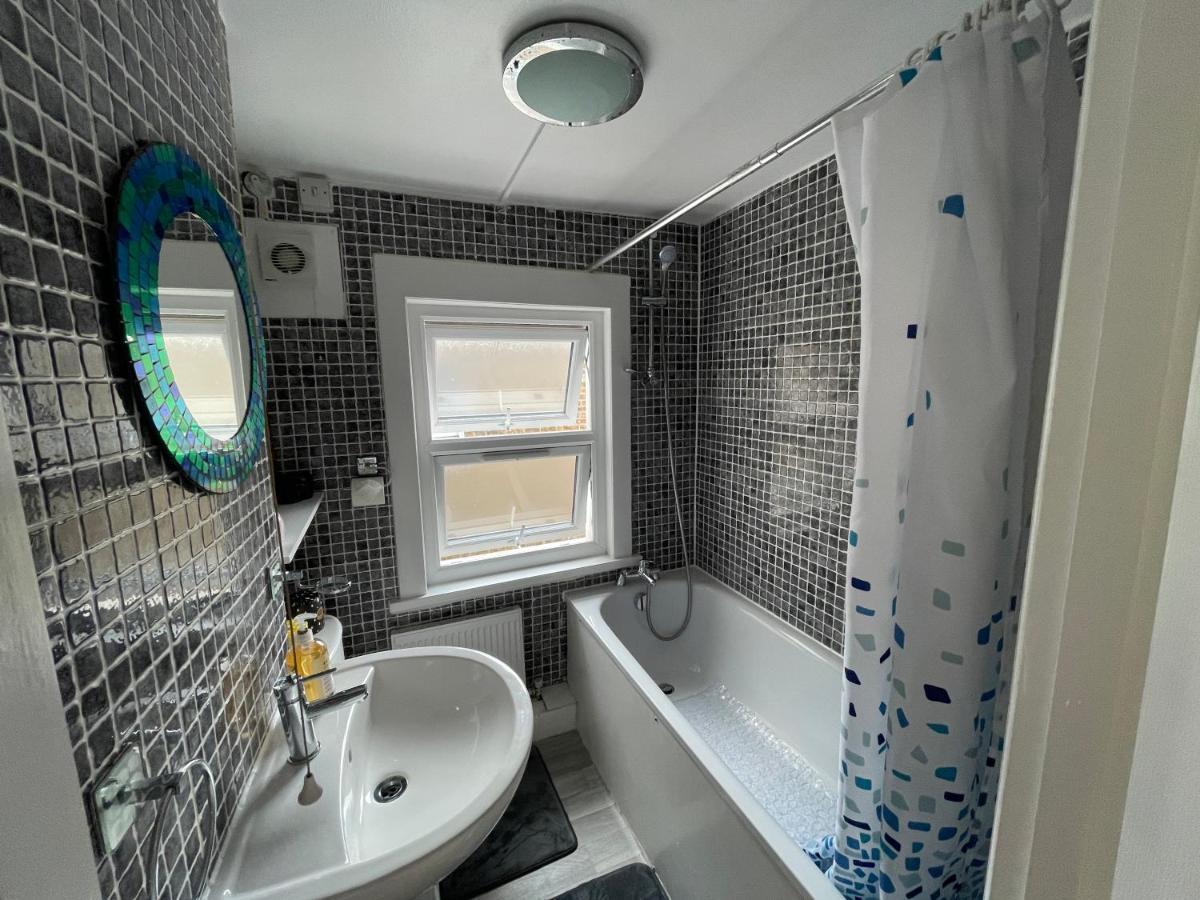Apartment Large, Bright And Spacious 3 Bed Flat In *