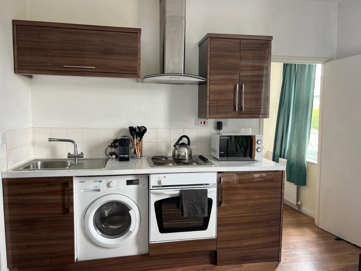 Apartment Bright Near Hyde Park Sleeps 4 London