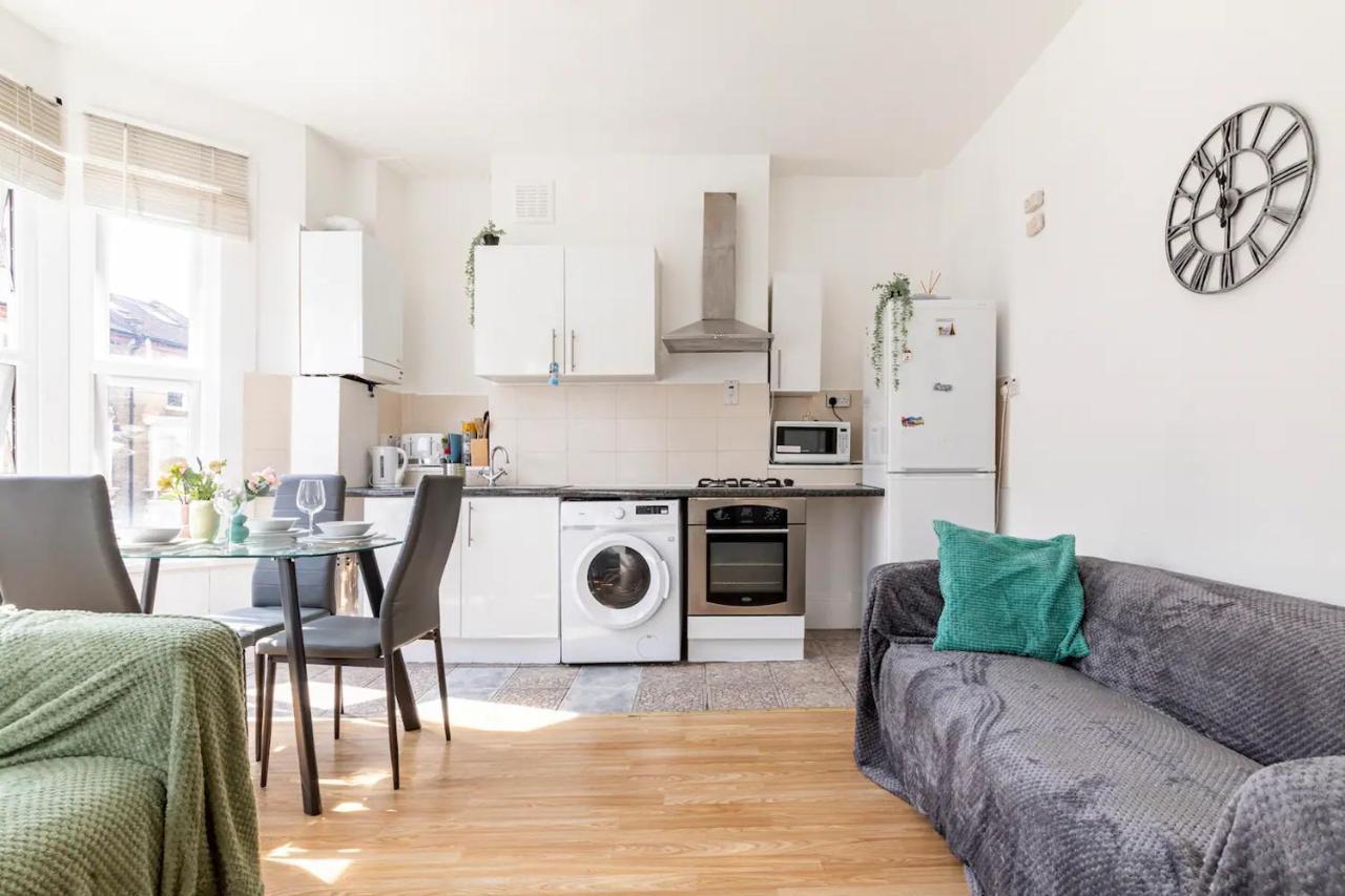 Apartment Large, Bright And Spacious 3 Bed Flat In *
