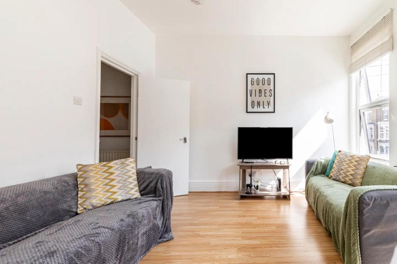 Apartment Large, Bright And Spacious 3 Bed Flat In *