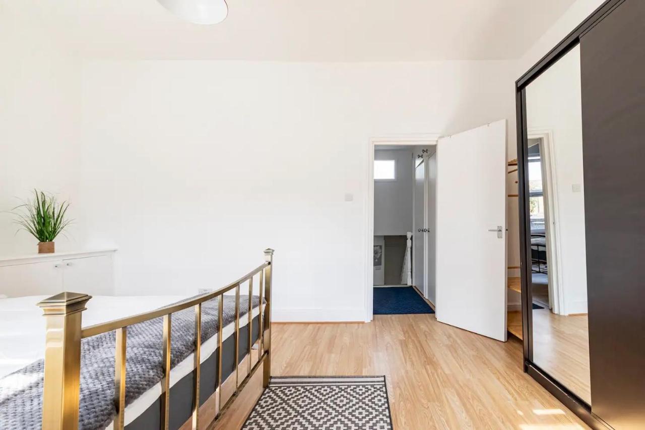 Apartment Large, Bright And Spacious 3 Bed Flat In London