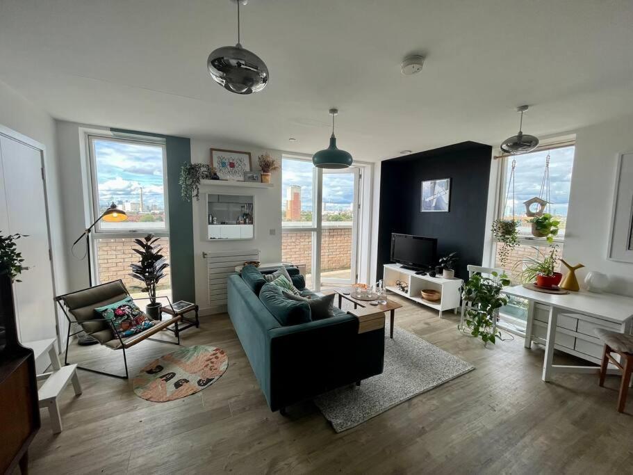 Elegant Chic Living: 1 Bed In Vibrant Area Apartment *
