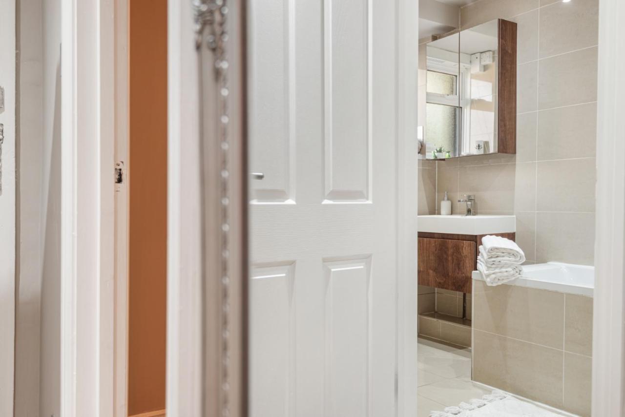 Whitechapel - Steps From Station & Sights! Apartamento