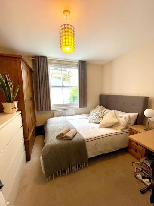 Entire 2 Bedrooms Flat In Victoria, * Londres