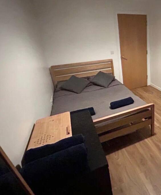 2 Bed Close To Station With Parking * Londen