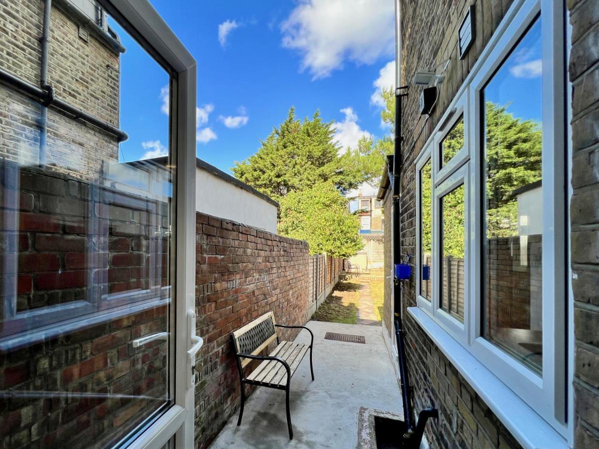 Clarence House 3 Bedrooms 8min To Station E17 North East Holiday home *