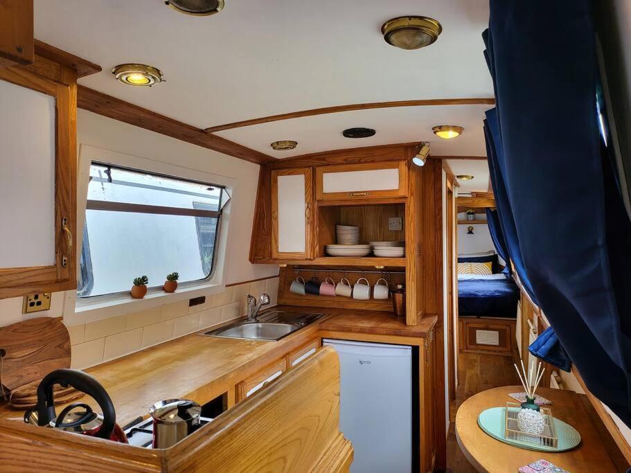 Cosy Canal Boat In Little Venice By Paddington For Family & Friends Hotel en barco *