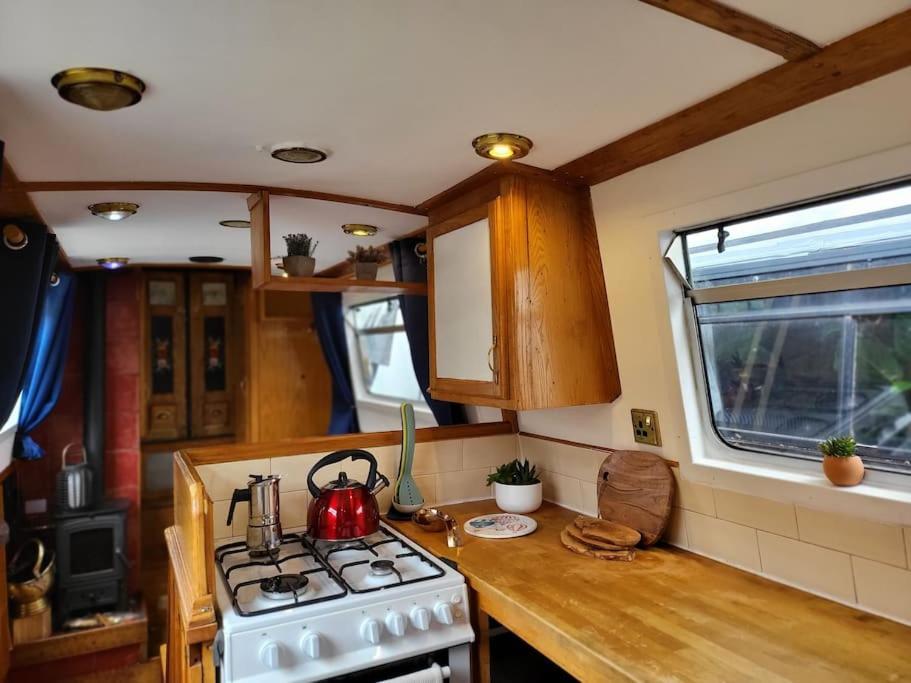 Cosy Canal Boat In Little Venice By Paddington For Family & Friends Hotel en barco
