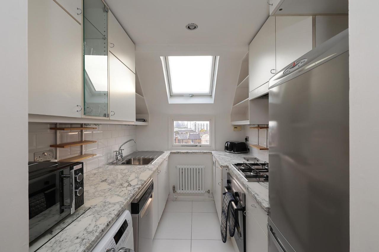 2 Bedroom Chic With Private Balcony In Notting Hill Appartement