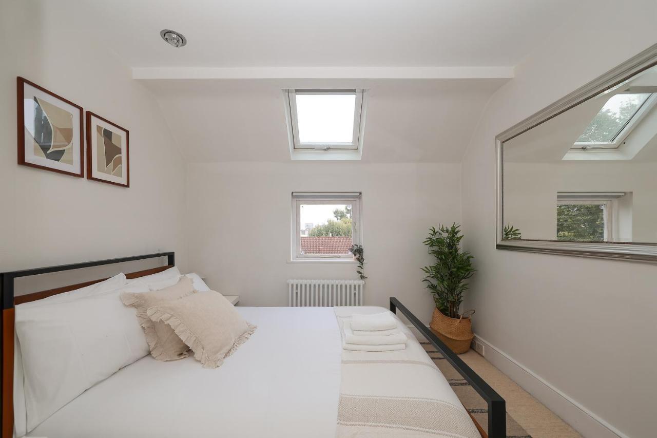 2 Bedroom Chic With Private Balcony In Notting Hill Londen