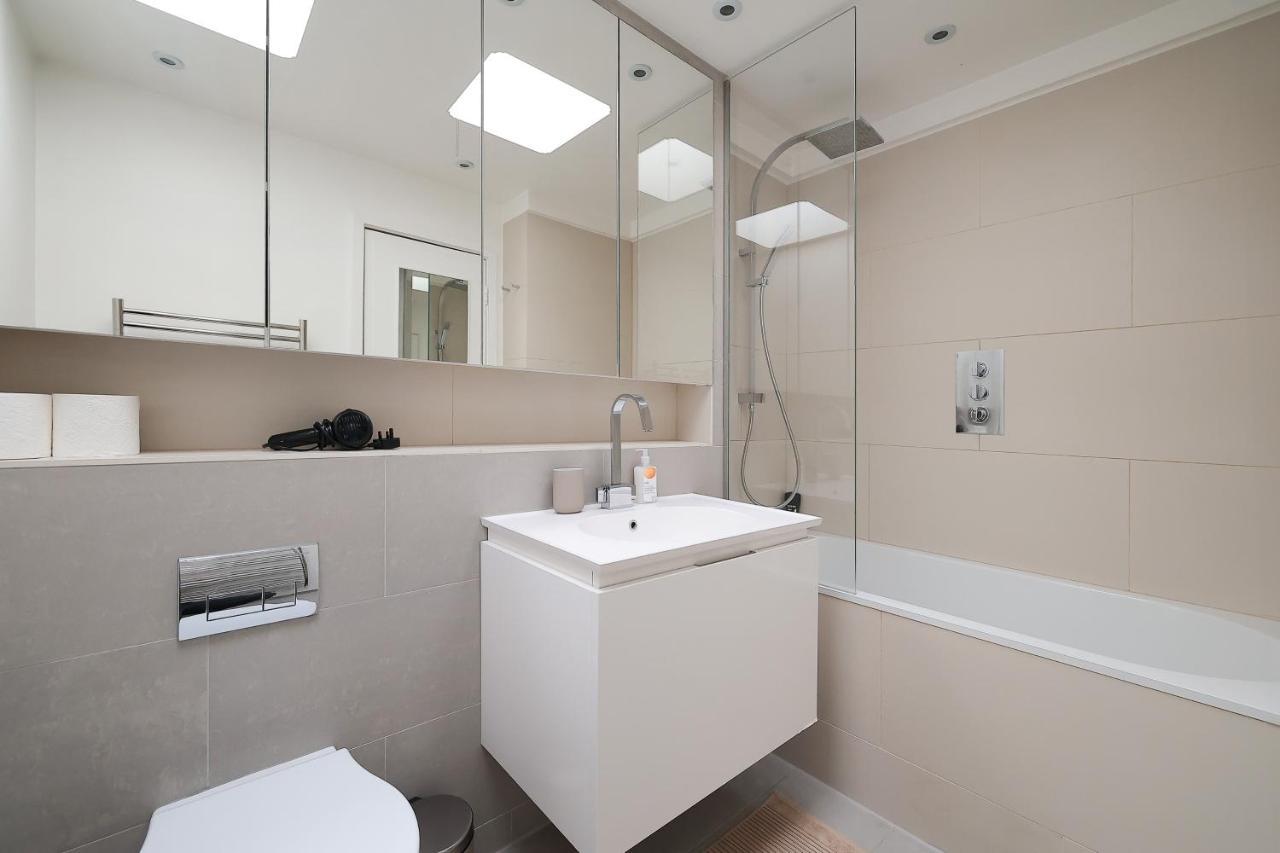 2 Bedroom Chic With Private Balcony In Notting Hill Appartement Londen