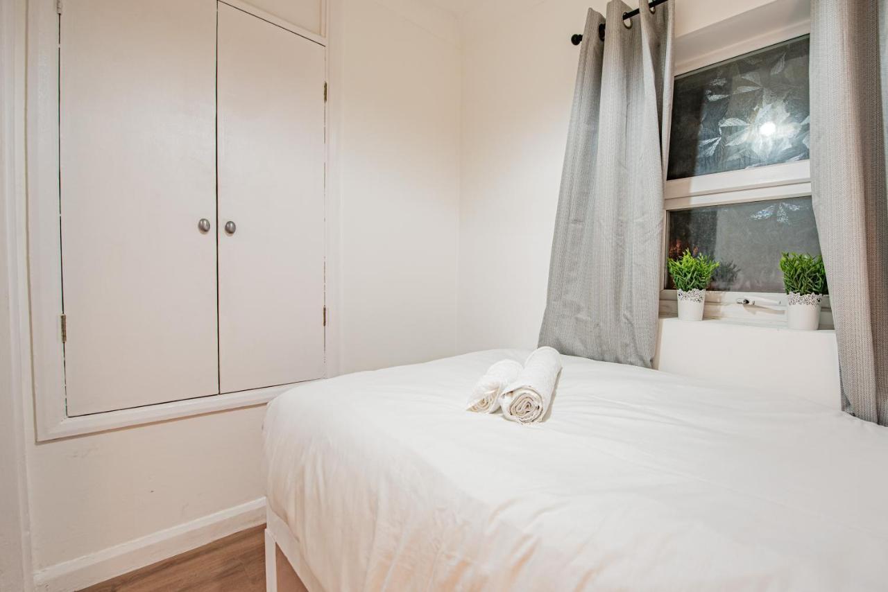 Bright Cosy With Parking And Outdoor Patio Apartment