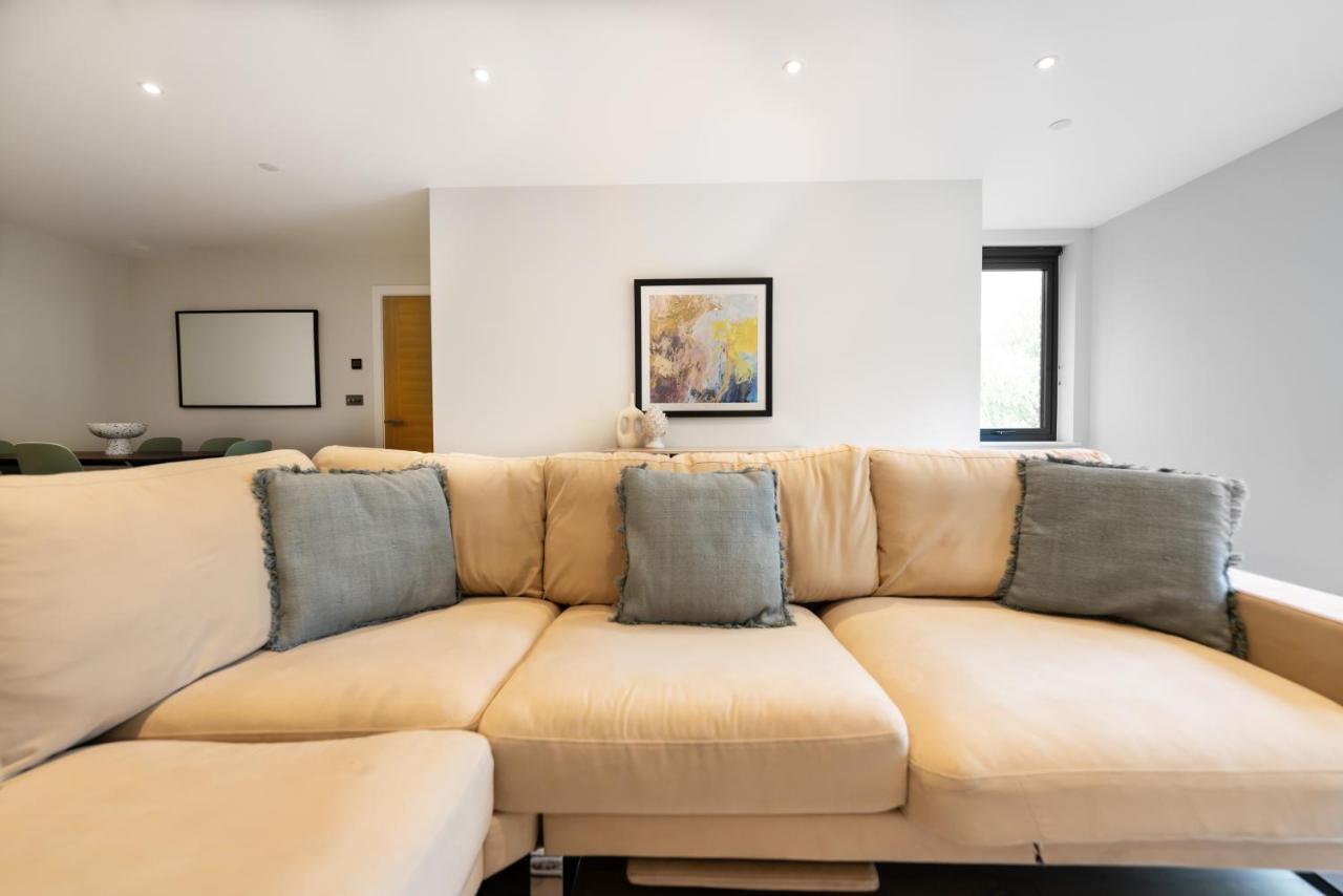 The Hampstead Place - Elegant 3bdr Flat With Patio Apartment *