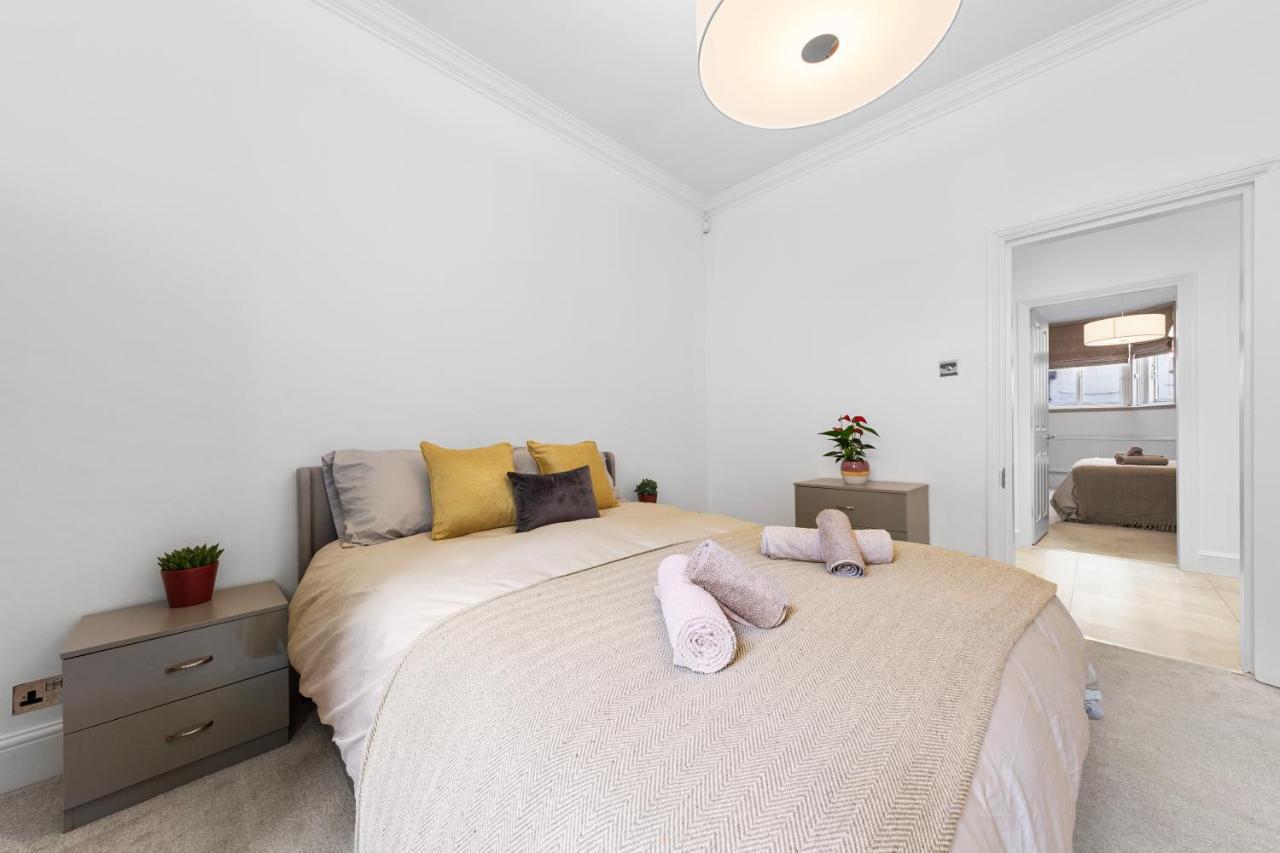 Harrods 2 Bed Lux Flat W/patio * Londen
