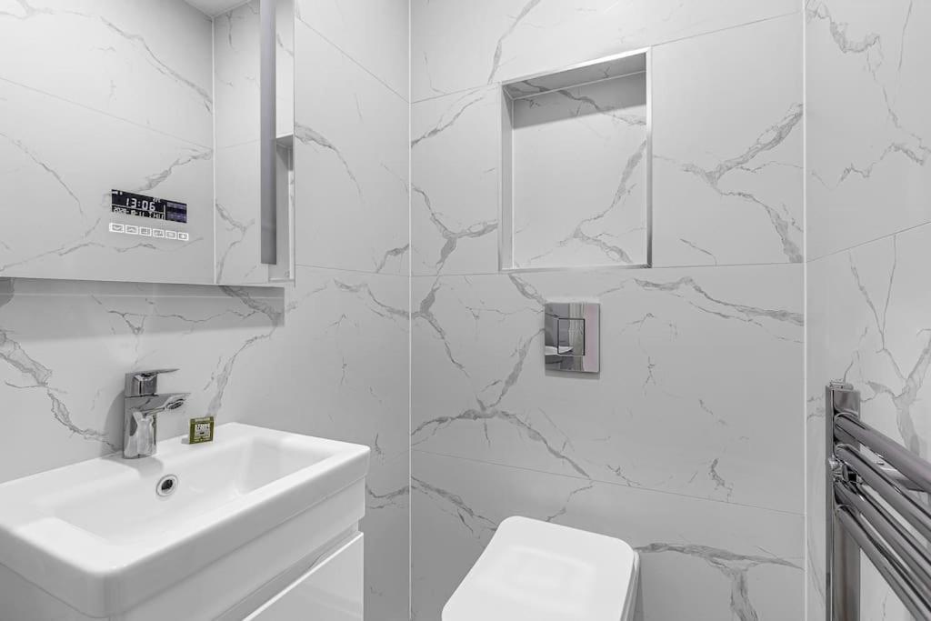 Massive West 7 Bed Modern Villa *