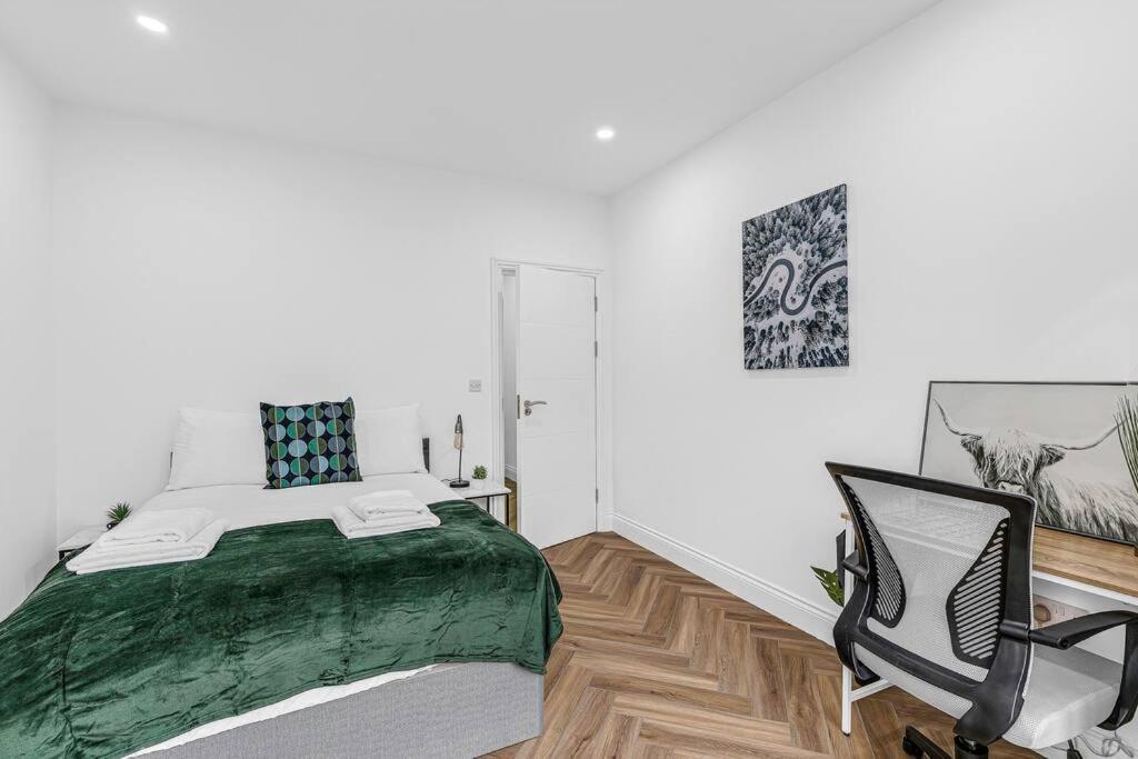 Villa Massive West 7 Bed Modern