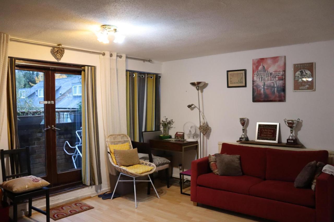 Comfortable 2-bed House In Zone 2 Holiday home London